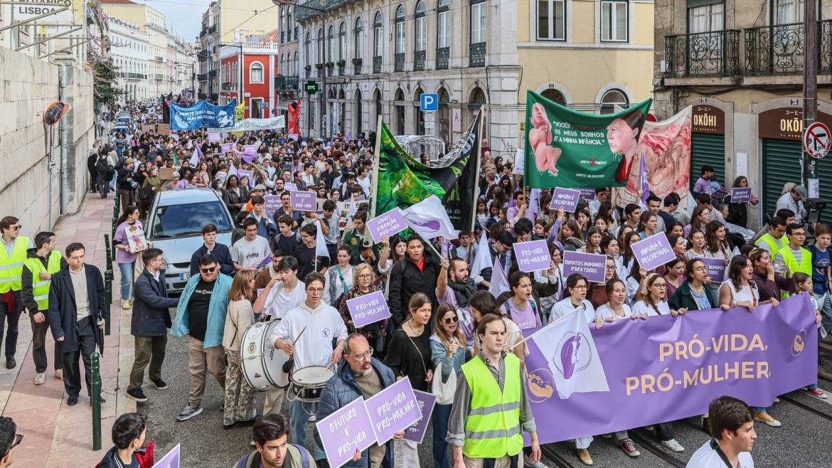 A Molotov cocktail disrupts the March for Life in Lisbon