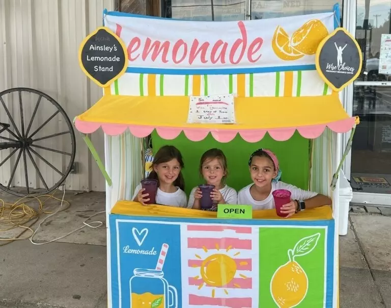 Texas girl raises more than $14K for pregnancy center by selling lemonade