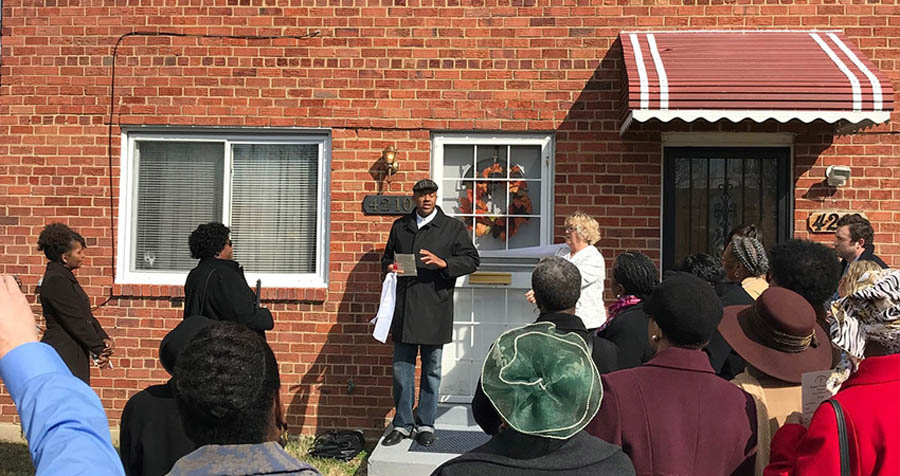 Pastor Walker leads dedication of The Southeast Pregnancy Center.