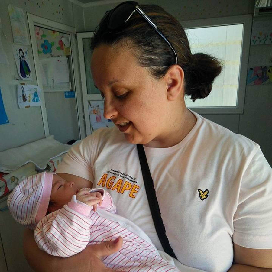 Svetlana Jovanova with a newborn at Tabanovce, a refugee camp in Macedonia